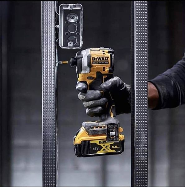 Набор из двух инструментов бесщеточных DeWALT DCK2050E2T DCK2050E2T фото