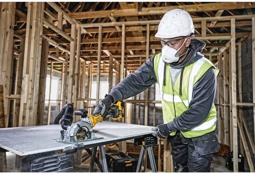 Пила дисковая аккумуляторная бесщёточная компактная DeWALT DCS571NT DCS571NT фото
