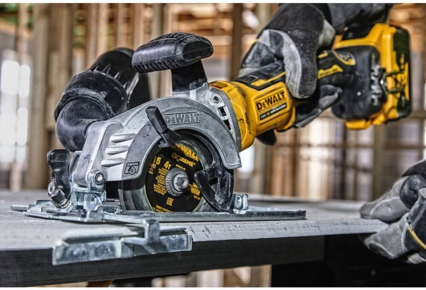 Пила дисковая аккумуляторная бесщёточная компактная DeWALT DCS571NT DCS571NT фото