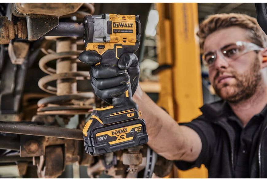 Гайковерт ударный аккумуляторный бесщёточный DeWALT DCF923P2G DCF923P2G фото